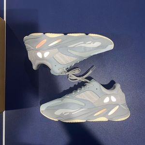 Adidas Yeezy 700 Inirtia